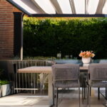 פרגולה חשמלית לחצר קטנה